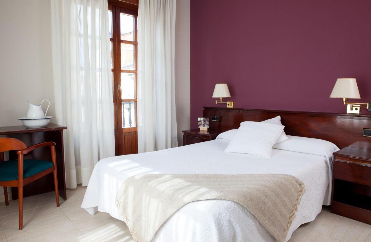 Hostal Santa Maria Cacabelos  Dış mekan fotoğraf